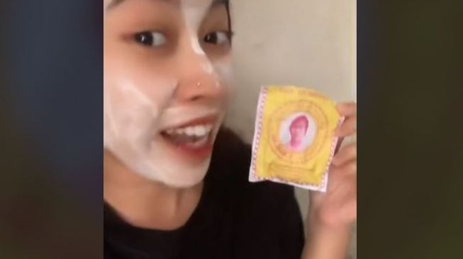 Wanita Ini Ungkap Pengalaman Pakai Masker Wajah Jadul: Mirip Adonan Tepung!