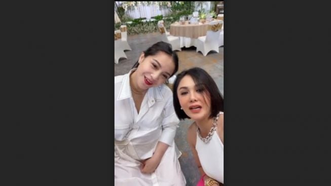 Momen Nagita Slavina dan Yuni Shara ketemuan. [Instagram/yunishara36]