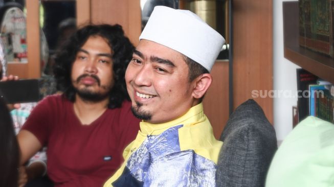 Ustaz Solmed saat menggelar konferensi pers di rumahnya di Kawasan Kebon Jeruk, Jakarta Barat, Rabu (6/10/2021). [Suara.com/Alfian Winanto]