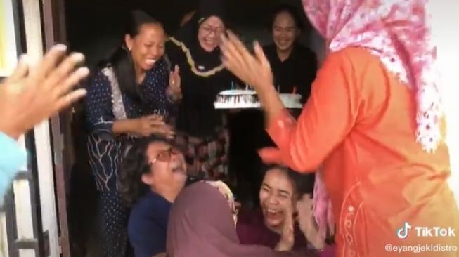 Cewek Bikin Ibu Nangis Histeris, Pura-pura Muntah Darah dan Sakaratul Maut. (TikTok)