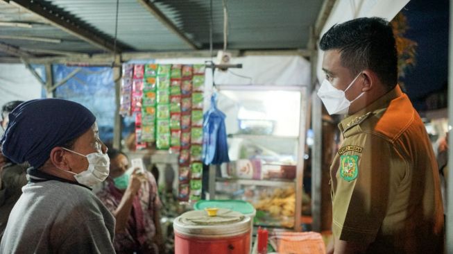 Penjual Gorengan Doakan Bobby Nasution Jadi Gubernur Sumut