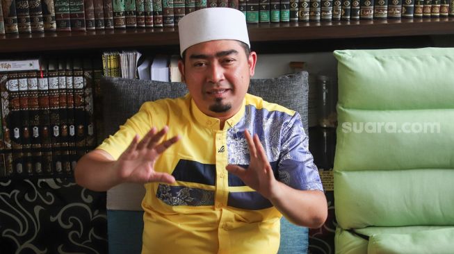 Ustaz Solmed saat menggelar konferensi pers di rumahnya di Kawasan Kebon Jeruk, Jakarta Barat, Rabu (6/10/2021). [Suara.com/Alfian Winanto]