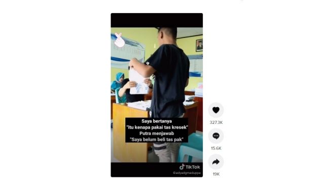 Semangat belajar, tas sekolah siswa ini pakai kresek. [TikTok]