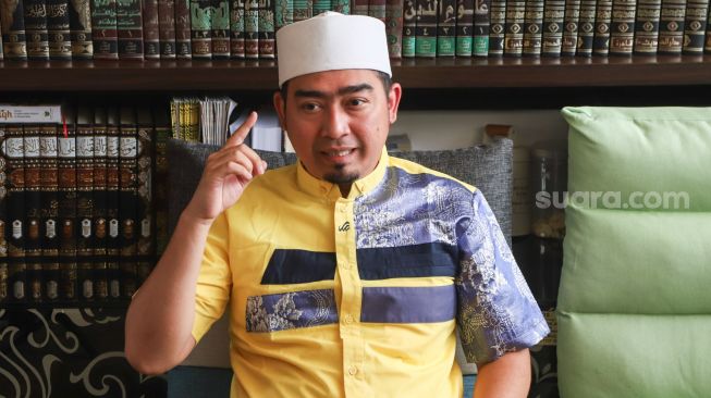 Ustaz Solmed saat menggelar konferensi pers di rumahnya di Kawasan Kebon Jeruk, Jakarta Barat, Rabu (6/10/2021). [Suara.com/Alfian Winanto]