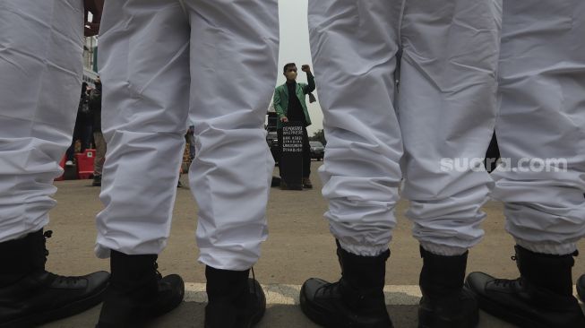 Massa yang tergabung dalam Badan Eksekutif Mahasiswa Seluruh Indonesia (BEM SI) melakukan aksi simbolik di kawasan Patung Kuda Arjuna Wiwaha, Jakarta, Rabu (6/10/2021). [Suara.com/Angga Budhiyanto]