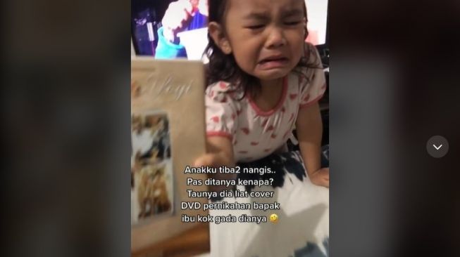 Viral Bocah Nangis Sesenggukan Tunjukkan Foto Nikah, Netizen Ikut Bingung Beri Penjelasan