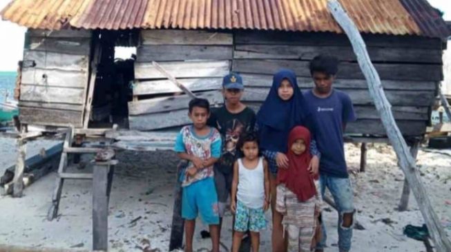 6 Anak Yatim Piatu di Pulau Sagori, Bertahan Hidup Dengan Mancing Ikan