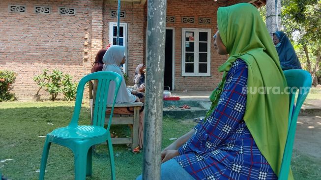 Suasana rumah Fauzi Asmani, nelayan yang hilang di perairan Labuhan Maringgai Lampung Timur, Rabu (6/10/2021). [Suaralampung.id/Agus Susanto]
