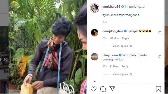 Aksi Yuni Shara permak sejumlah pakaian di tukang jahit keliling [Instagram/@yunishara36]