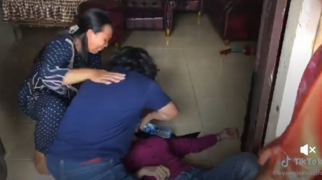 Ekstrem! Cewek Bikin Ibu Nangis Histeris, Prank Muntah Darah dan Sakaratul Maut