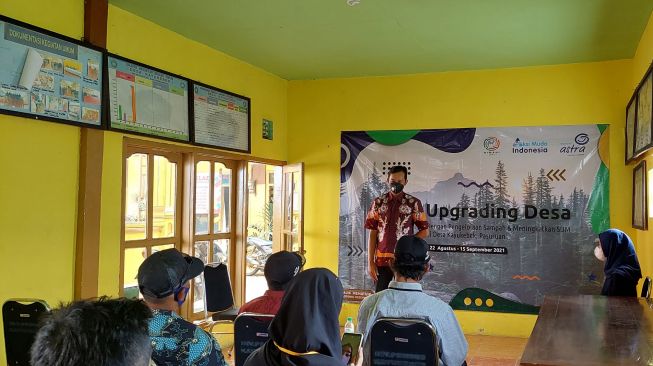 Mahasiswa UIN Sunan Ampel Surabaya menginisiasi program Upgarding Desa dalam #AksiMudaIndonesia di Desa Kayubekek, Pasuruan [Dok Asuransi Astra].