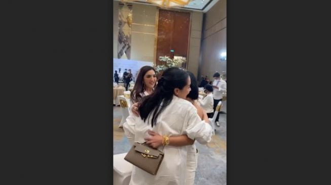 Momen Nagita Slavina dan Yuni Shara ketemuan. [Instagram/yunishara36]