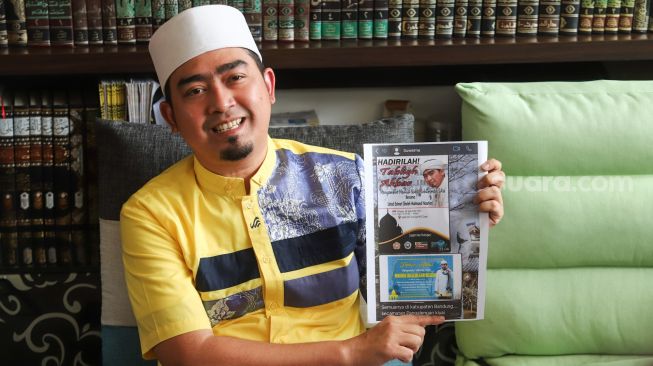 Ustaz Solmed menunjukkan gambar bukti percakapan saat menggelar konferensi pers di rumahnya di Kawasan Kebon Jeruk, Jakarta Barat, Rabu (6/10/2021). [Suara.com/Alfian Winanto]