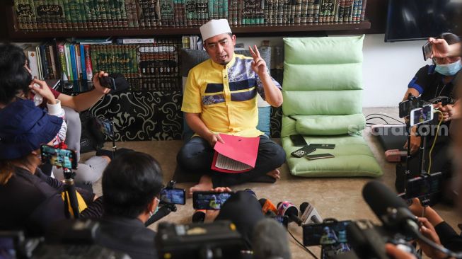 Ustaz Solmed saat menggelar konferensi pers di rumahnya di Kawasan Kebon Jeruk, Jakarta Barat, Rabu (6/10/2021). [Suara.com/Alfian Winanto]