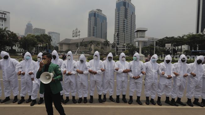 Massa yang tergabung dalam Badan Eksekutif Mahasiswa Seluruh Indonesia (BEM SI) berorasi saat melakukan aksi simbolik di kawasan Patung Kuda Arjuna Wiwaha, Jakarta, Rabu (6/10/2021). [Suara.com/Angga Budhyanto]