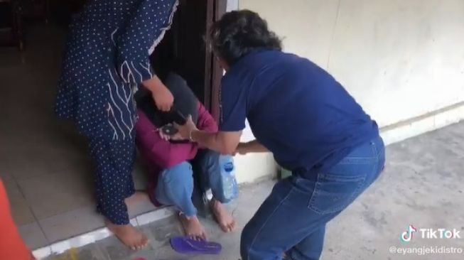 Cewek Bikin Ibu Nangis Histeris, Pura-pura Muntah Darah dan Sakaratul Maut. (TikTok)