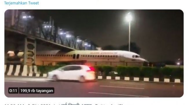 Heboh Pesawat Air India Nyangkut di Bawah Jembatan Layang, Kok Bisa?