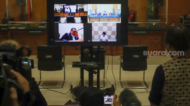 Suasana jalannya sidang Musisi Erdian Aji Prihartanto yang digelar secara virtual di Pengadilan Negeri Jakart Barat, Rabu (6/10/2021). [Suara.com/Alfian Winanto]