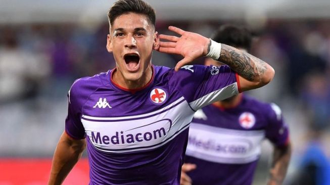 Pemain sepak bola Fiorentina Lucas Martinez melakukan selebrasi setelah mencetak gol pertama saat bertanding melawan Napoli dalam Serie A di Stadio Artemio Franchi, Florence, Italia, Minggu (3/10/2021). ANTARA FOTO/REUTERS/Jennifer Lorenzini/aww/cfo