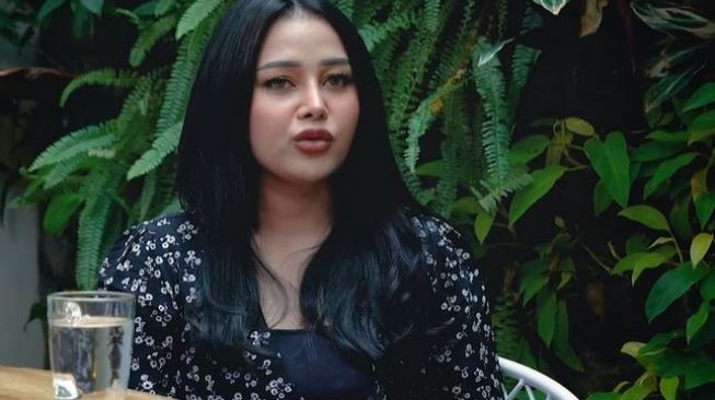 Mutia Ayu told me that she became a model for an adult magazine.  (Youtube/CurhatBangDennySumargo)