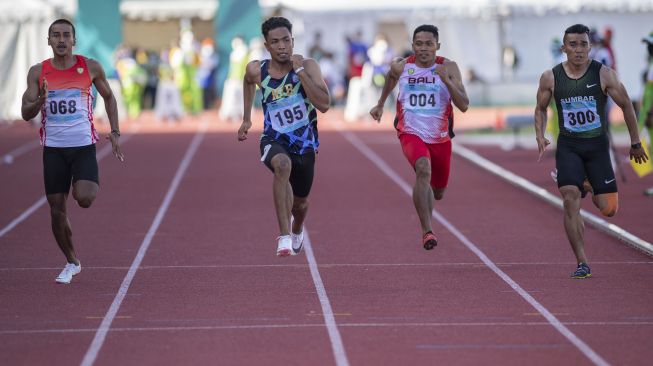 Pelari Nusa Tenggara Barat Lalu Mohammad Zohri (tengah) dan Sudirman Hadi (kiri) serta pelari Kalimantan Tengah Eko Rimbawan berpose usai bertanding dalam final nomor lari 100 meter putra PON Papua di Stadion Atletik Mimika Sport Center, Kabupaten Mimika, Papua, Rabu (6/10/2021). ANTARA FOTO/Aditya Pradana Putra