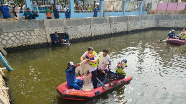 Pemkot Jakarta Pusat Panen Ikan Buat Dibagikan ke Warga