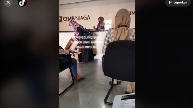 Lihat Wanita Bawa Dua Kardus Uang di Depan Teller Bank, Pria ini Syok (TikTok)