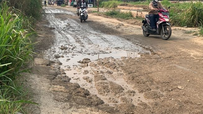 Titik Jalan Kali CBL rusak akibat banyak truk tanah, berlubang dan berlumpur. (Imam Faisal)