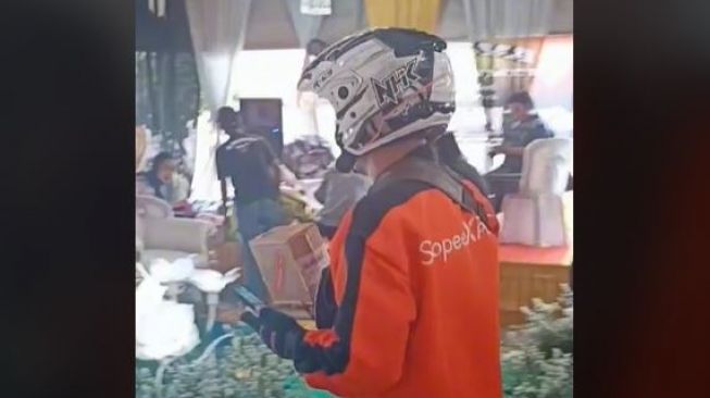 Pengantin Perempuan Ini Didatangi Sosok Kurir ke Atas Panggung, Tamu Jadi Tertawa