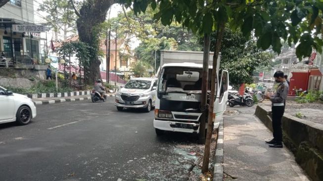 Terduga maling mobil boks dievakuasi di Jalan Majapahit Kota Malang, Kamis (7/10/2021). [Suara.com/Bob Bimantara Leander]