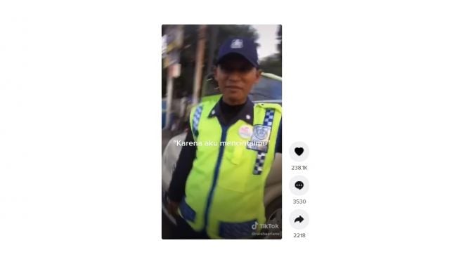 Aksi satpam tebar gombal bikin ngakak. [TikTok]