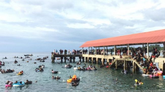 Tradisi Mandi Safar di Ambon, Tetap Ramai di Masa Pandemi COVID-19