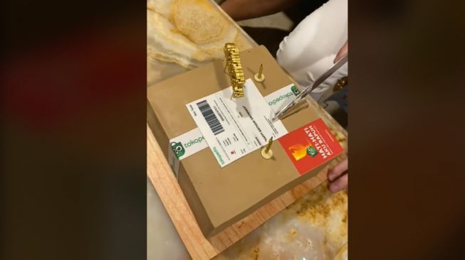 Viral Potret Kue Ulang Tahun Bagaikan Paket, Bentuknya Persis Kardus (TikTok)