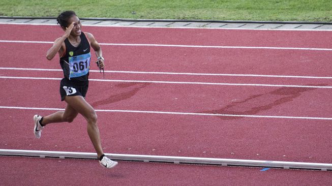 Pelari putri DKI Jakarta Odekta Elvina Naibaho berlari saat bertanding pada final nomor Lari 10.000 meter Putri PON Papua di Stadion Atletik Mimika Sport Center, Kabupaten Mimika, Papua, Kamis (7/10/2021). ANTARA FOTO/Novrian Arbi