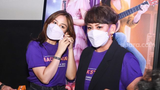 Aktris Vanesha Prescilla dan Sissy Priscillia saat ditemui di acara konferensi pers Film Backstage di Metropole, Jakarta Pusat, Kamis (7/10/2021). [Suara.com/Alfian Winanto]