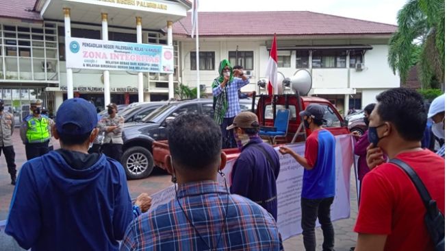 Sidang Masjid Sriwijaya Diwarnai Demonstrasi, Tuntut Fakta Korupsi Terungkap