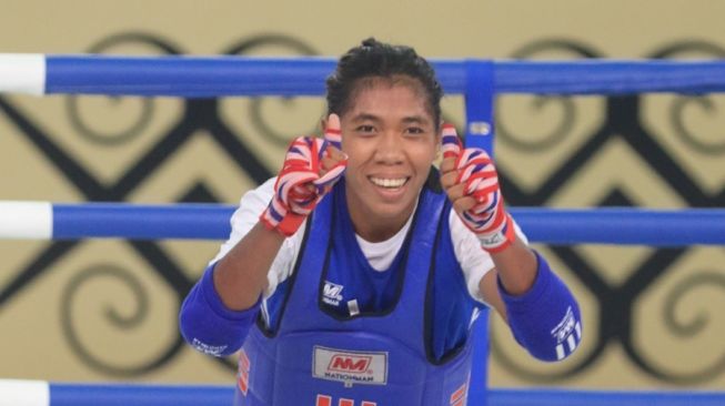 Susanti Ndapataka mempersembahkan medali emas pertama PON XX Papua 2021 bagi kontingen Nusa Tenggara Timur (NTT) lewat cabang olahraga (cabor) muaythai kelas 60 kilogram putri. [PB PON XX Papua 2021]