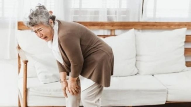 Illustration of an elderly suffering from osteoporosis [Foto: Antara]