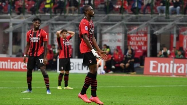 Bek AC Milan Prancis Pierre Kalulu (tengah) bereaksi gagal memanfaatkan peluang saat pertandingan sepak bola Serie A Italia antara AC Milan dan Unione Venezia pada 22 September 2021 di stadion San Siro di Milan.Tiziana FABI / AFP