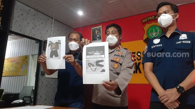 Penampakan cincin setan yang dijadikan barang bukti kasus tewasnya pemuda berinisial RS dianiaya anak Punk di kawasan Cengkareng. (Suara.com/Yaumal)