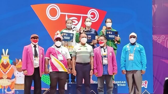 Lifter Tsabitha Alfiah Tambah Pundi Emas Jawa Barat di PON Papua