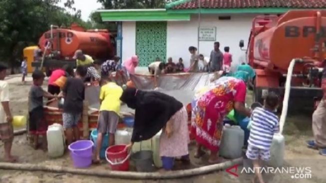 Sejumlah Desa di Ngawi Dilanda Kekeringan, BPBD Kirim Bantuan Air Bersih