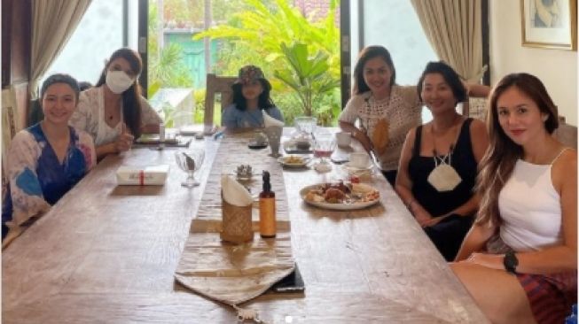 Momen Wulan Guritno ke Warung Tamara Bleszynski. [Instagram]