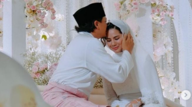 Potret Mesra Engku Emran dan Noor Nabila. [Instagram/narmeugkne/noornabila]