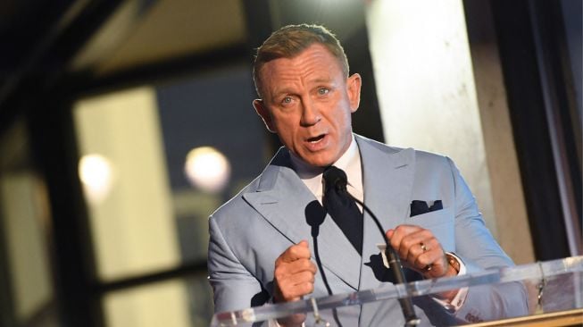 Daniel Craig menyampaikan sambutan saat mendapat anugerah bintang Hollywood Walk of Frame di Hollywood Walk of Frame saat penghargaan di Los Angeles, Rabu (6/10). VALERIE MACON / AFP 