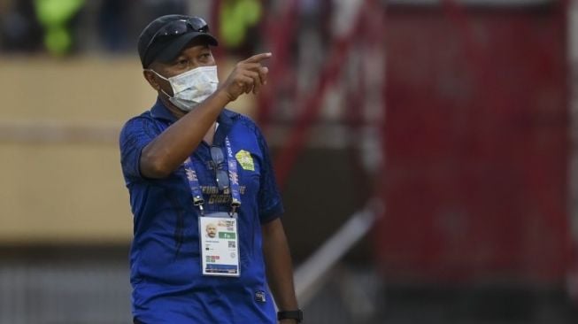 Kepala Pelatih tim Aceh Fakhri Husaini memberikan instruksi kepada pemainnya saat pertandingan babak enam besar Sepak Bola putra PON Papua di Stadion Mandala, Kota Jayapura, Papua, Rabu (6/10/2021). Tim sepak bola Papua menang atas tim Aceh dengan skor akhir 1-0. ANTARA FOTO/Nova Wahyudi/wsj. (ANTARA FOTO/NOVA WAHYUDI)