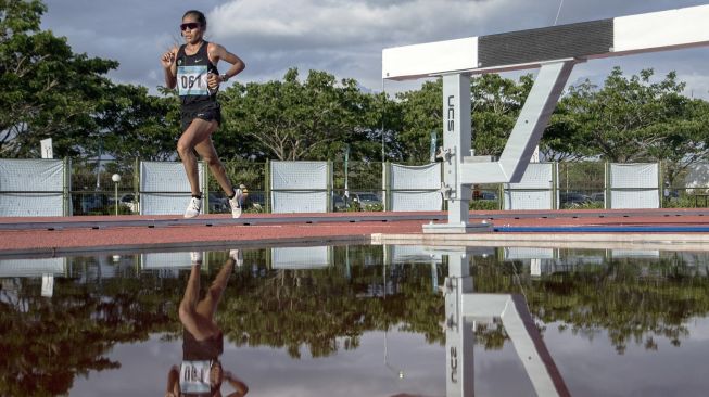 Pelari putri DKI Jakarta Odekta Elvina Naibaho berlari saat bertanding pada final nomor Lari 10.000 meter Putri PON Papua di Stadion Atletik Mimika Sport Center, Kabupaten Mimika, Papua, Kamis (7/10/2021). ANTARA FOTO/Novrian Arbi