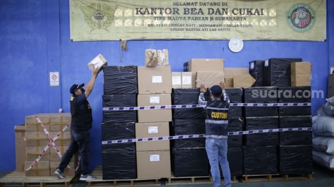 Detik-detik Menegangkan Bea Cukai Surakarta Sita Ribuan Rokok Ilegal di Rumah Mewah