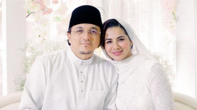 Potret mesra Engku Emran dan Noor Nabila. [Instagram/narmeugkne/noornabila]