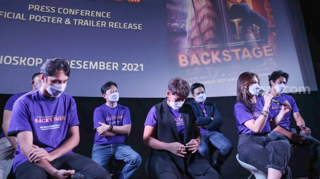 Para pemain dan kru Film Backstage saat menggelar konferensi pers di Metropole, Jakarta Pusat, Kamis (7/10/2021). [Suara.com/Alfian Winanto]